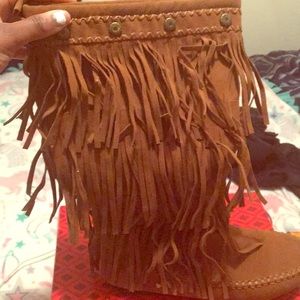 Brown string boots